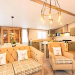 Cherry Lodge With Hot Tub