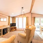 Cherry Lodge With Hot Tub