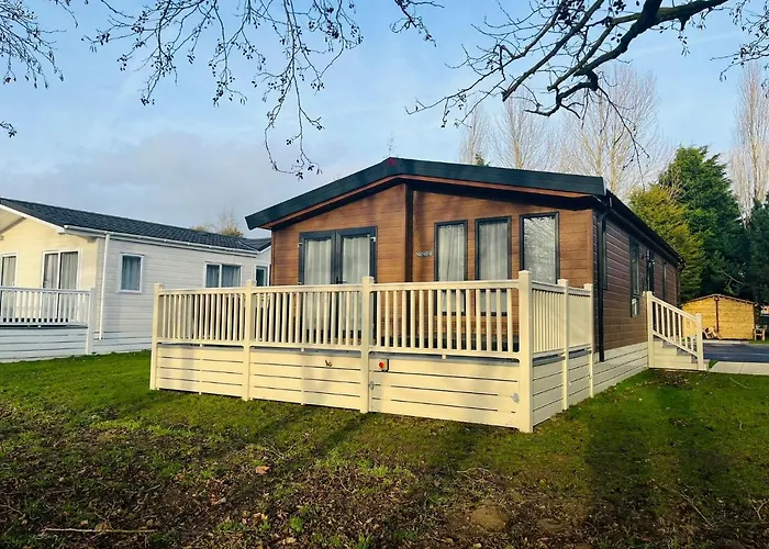 Cherry Lodge With Hot Tub